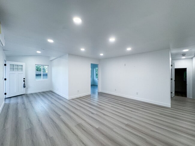 811 W Oliver St in Los Angeles, CA - Building Photo - Building Photo