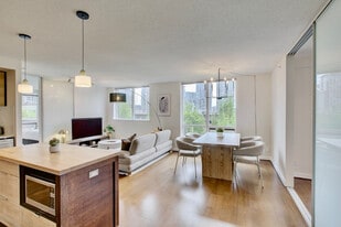481 Nelson St in Vancouver, BC - Building Photo