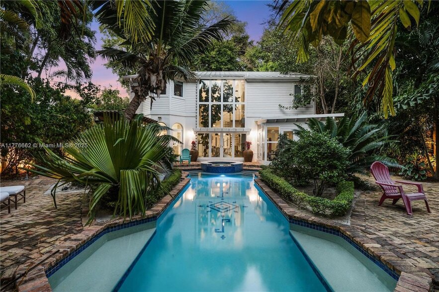 3644 St Gaudens Rd in Miami, FL - Foto de edificio