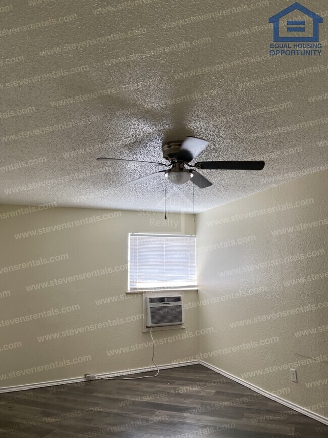 2110 NW Lindy Ave, Unit E229 in Lawton, OK - Building Photo - Building Photo