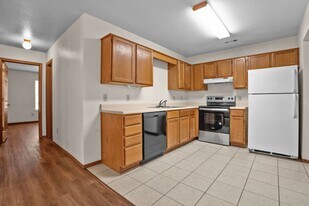 1460 N Dawn Dr in Fayetteville, AR - Building Photo