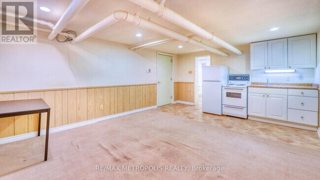 property at 1110 Simcoe St S