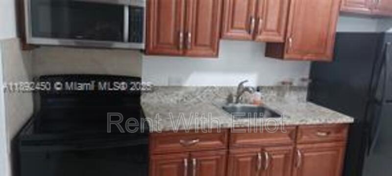 250 SW 4th St in Dania Beach, FL - Building Photo