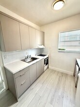 1043 NW 2nd St, Unit 16 in Miami, FL - Foto de edificio - Building Photo