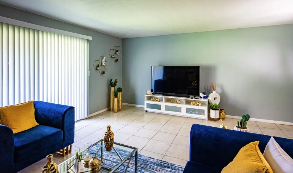 10605 N 56th St in Tampa, FL - Building Photo