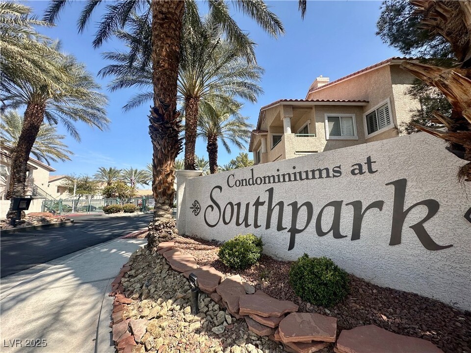 7450 S Eastern Ave in Las Vegas, NV - Foto de edificio