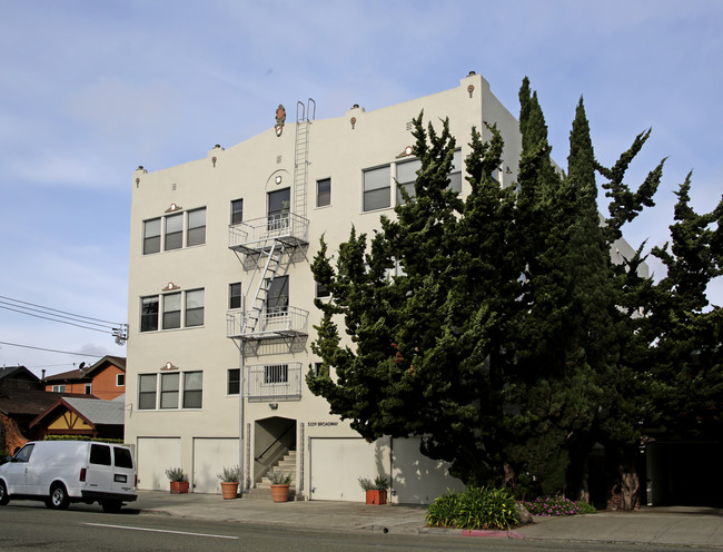 5339 Broadway in Oakland, CA - Foto de edificio - Building Photo