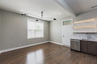 2450 W Chicago Ave, Unit 2R in Chicago, IL - Building Photo - Building Photo