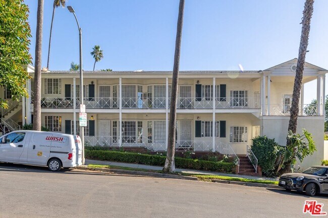 1658 N Sierra Bonita Ave in Los Angeles, CA - Building Photo - Building Photo