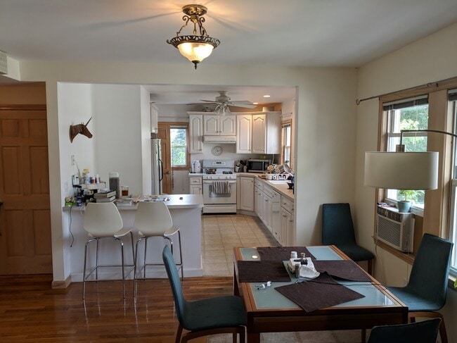 27 Milton Ave, Unit #2 in Newton, MA - Foto de edificio - Building Photo