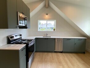 4001 34th Ave SW, Unit A in Seattle, WA - Building Photo - Building Photo