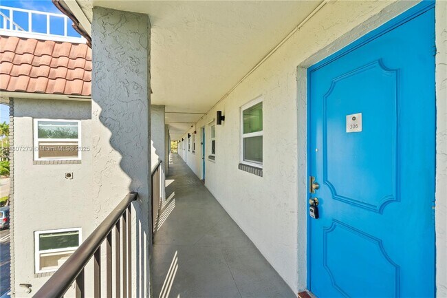 8605 W Sample Rd in Coral Springs, FL - Building Photo - Building Photo