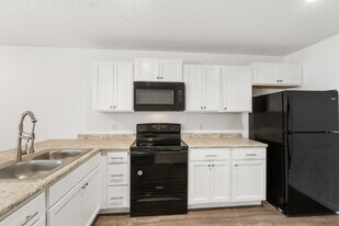 34 Pine St in Ludowici, GA - Building Photo