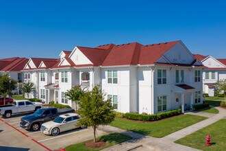 Summer House Apartments in Angleton, TX - Foto de edificio - Building Photo