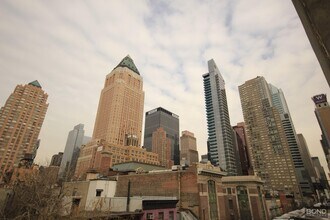 342 W 47th St in New York, NY - Building Photo - Building Photo