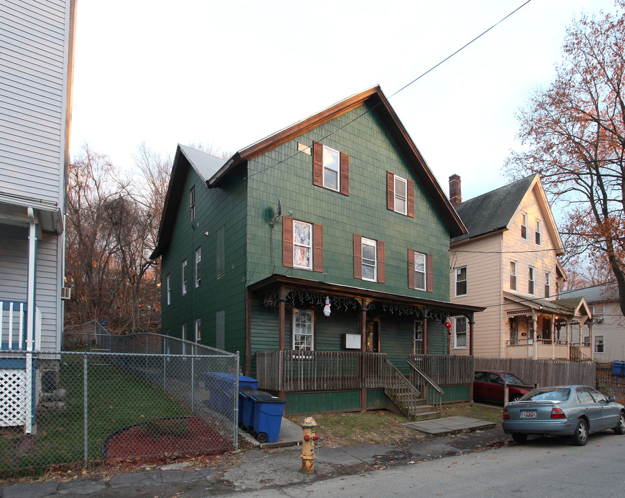 233 River St in Waterbury, CT - Foto de edificio