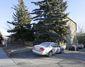 2440 14th St SW in Calgary, AB - Building Photo - Building Photo