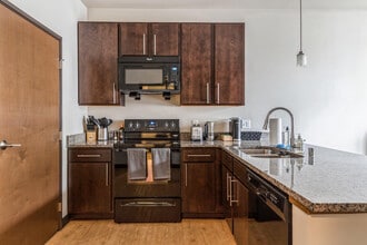 840 W Juneau Ave-Unit -FL4-ID379642P in Milwaukee, WI - Foto de edificio - Building Photo