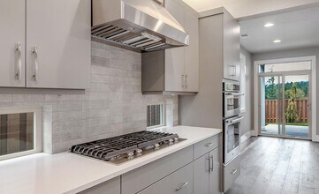 12423 NW Fernleaf Ln in Portland, OR - Building Photo - Building Photo