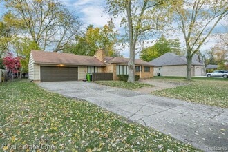 2360 Pine View Dr in West Bloomfield Township, MI - Building Photo - Building Photo