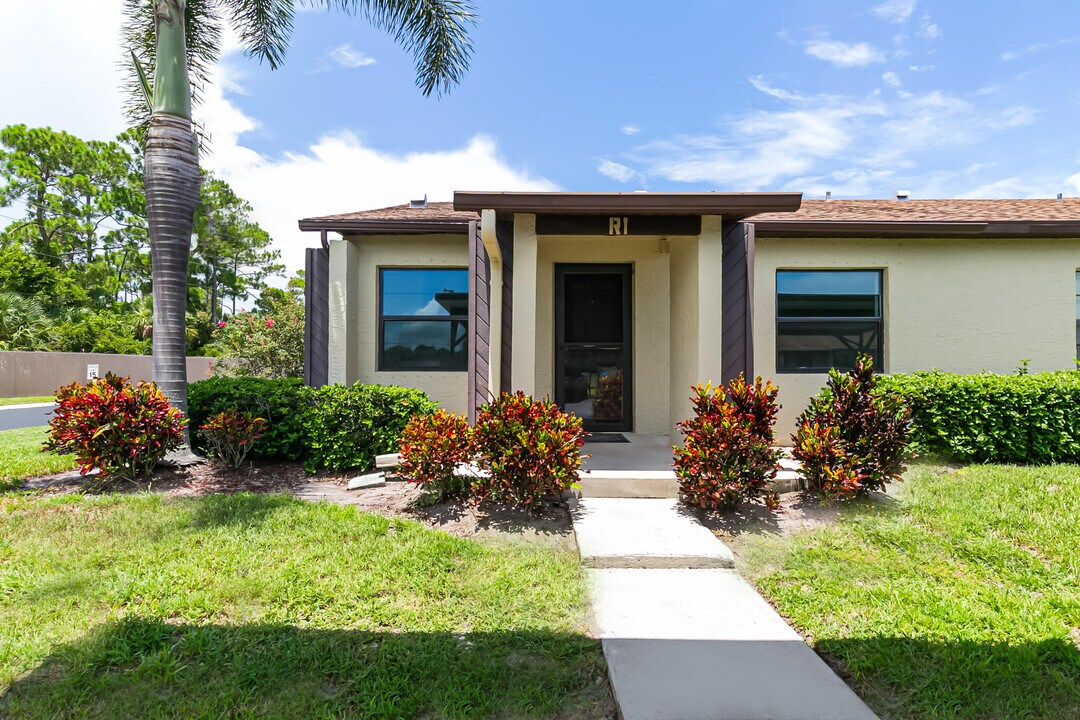 6036 Indrio Rd in Fort Pierce, FL - Foto de edificio