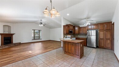 1135 N Vista Pl in Fayetteville, AR - Building Photo - Building Photo