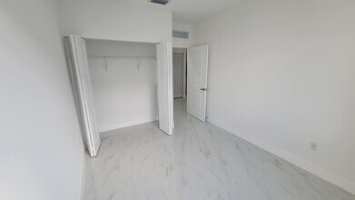 1380 W 30th St, Unit B5 in Hialeah, FL - Building Photo - Building Photo