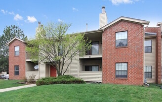 2028 N Rand Rd, Unit 201 in Palatine, IL - Building Photo