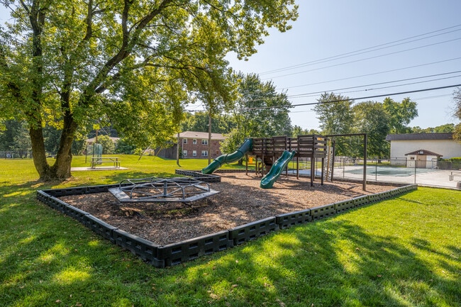 Village Crest Apartments in Poughkeepsie, NY - Building Photo - Building Photo