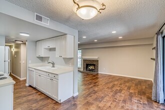 6420 S Dayton St in Englewood, CO - Building Photo - Building Photo