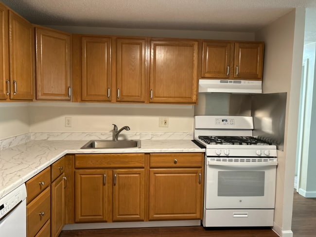 1 Lancelot Court in Salem, NH - Foto de edificio - Building Photo