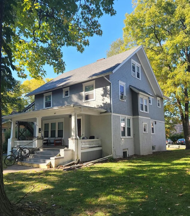 809 S Busey Ave in Urbana, IL - Foto de edificio