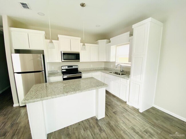 908 Kentucky St-Unit -2 in Alton, TX - Building Photo - Building Photo