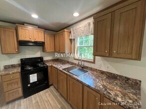 135 Penney Ln in Bradley, ME - Foto de edificio - Building Photo