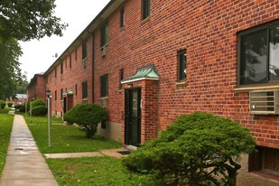 Royal Oaks Garden Apartments in Queens Village, NY - Building Photo