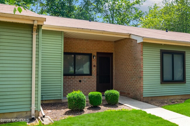 222 Medford Ct in Englishtown, NJ - Building Photo - Building Photo