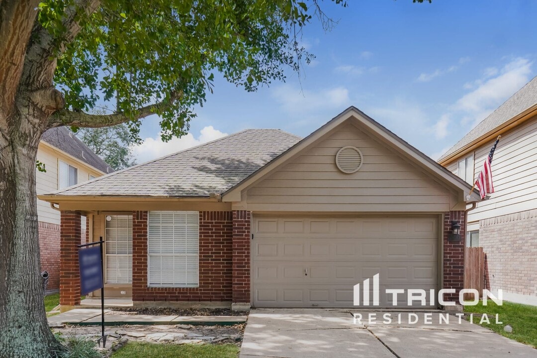 1824 Old Creek Dr in Rosenberg, TX - Foto de edificio