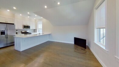 79 Linden St, Unit 4 in Boston, MA - Foto de edificio - Building Photo