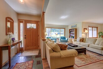 2820 St James Ln in Mequon, WI - Building Photo - Building Photo