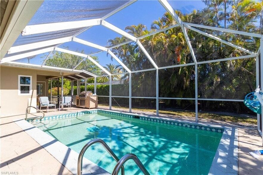 209 Pinehurst Cir, Unit basment in Naples, FL - Building Photo