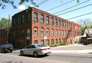 74-90 South St in Bristol, CT - Building Photo