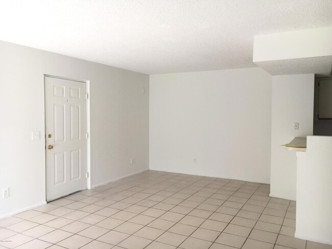 987 Sonesta Ave NE, Unit 108 in Palm Bay, FL - Building Photo - Building Photo