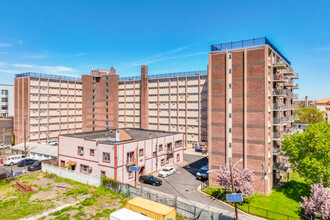 Constable Hook Village in Bayonne, NJ - Foto de edificio - Building Photo