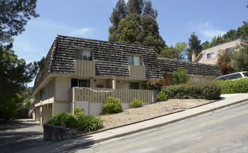 2038 Ascot Dr in Moraga, CA - Foto de edificio - Building Photo