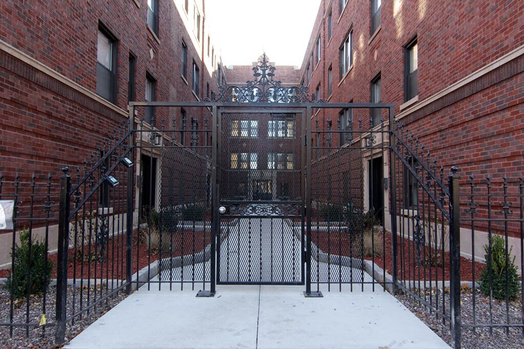 2212 W Eastwood in Chicago, IL - Building Photo