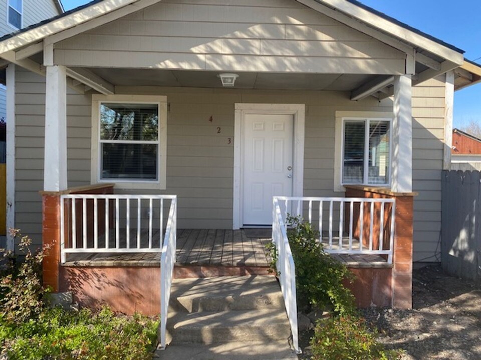423-423 1/2 Berrydale Ave in Medford, OR - Building Photo