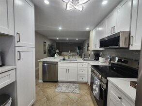 6361 Bahia Del Mar Blvd S in St. Petersburg, FL - Foto de edificio - Building Photo