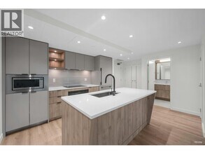 755 Harbourside Dr in North Vancouver, BC - Building Photo - Building Photo