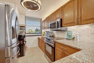 10680 S Ocean Dr, Unit 105 in Jensen Beach, FL - Foto de edificio - Building Photo