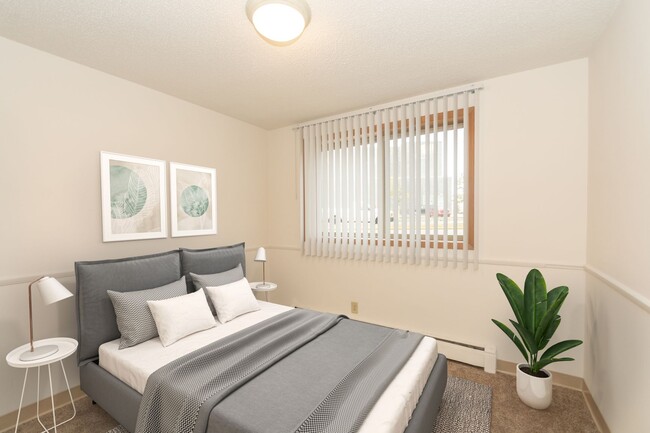 Richland Court Apartments in Richfield, MN - Building Photo - Building Photo